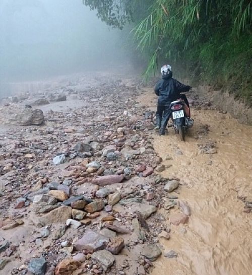 Người dân đi lại khó khăn tại điểm sạt lở Km11+900 đường tỉnh 128 (Chăn Nưa - Sìn Hồ).